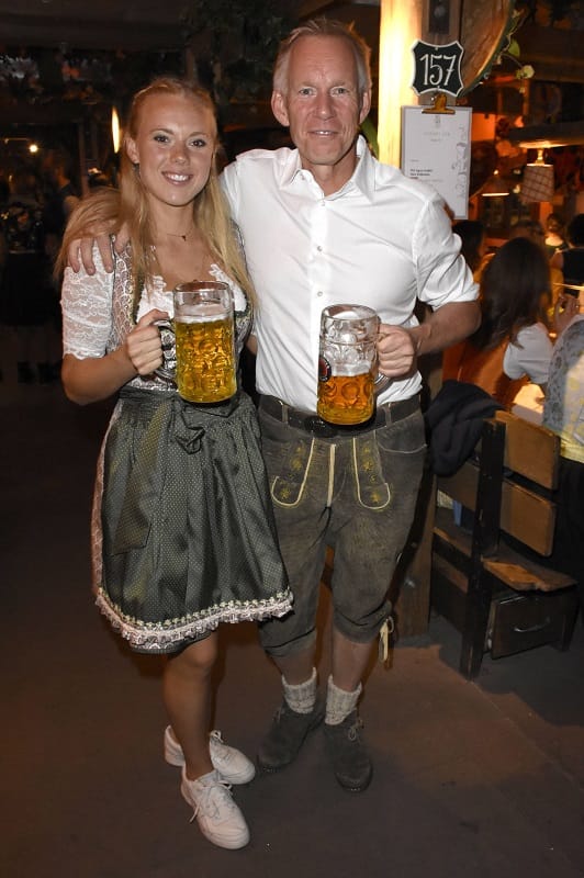 Zwei Kerners unters: Emily Blomma und ihr Vater Johannes B. Kerner amüsieren sich auf der Wiesn.