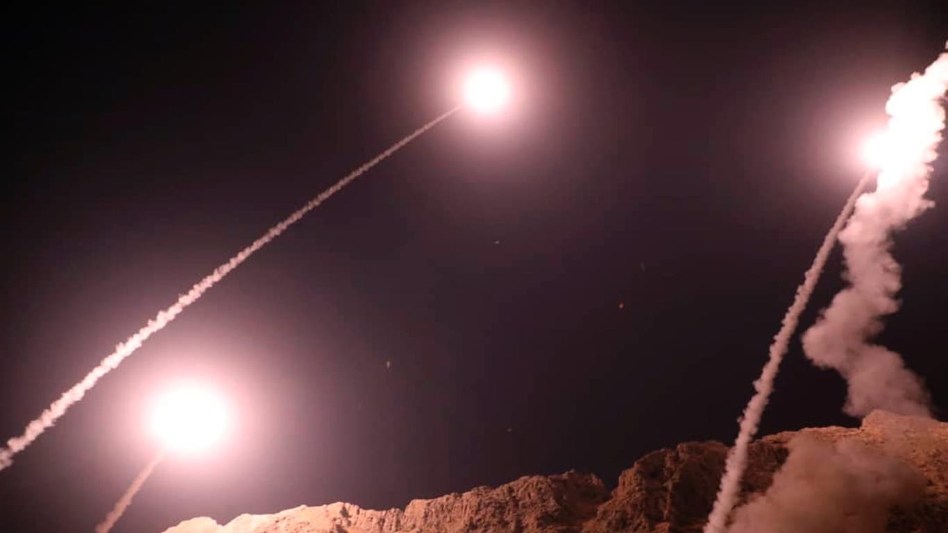 Raketen werden aus der Stadt Kermanshah abgefeuert: Insgesamt sechs ballistische Raketen gingen in Albu Kamal im Südosten Syriens nieder.