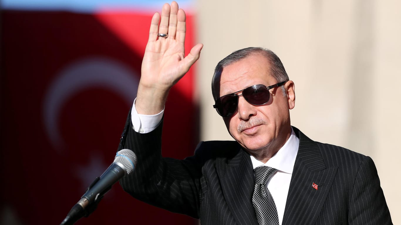 Der türkische Präsident in Köln: Insgesamt 136 Menschen sollen nach dem Willen Erdogans aus Deutschland an die Türkei ausgeliefert werden.