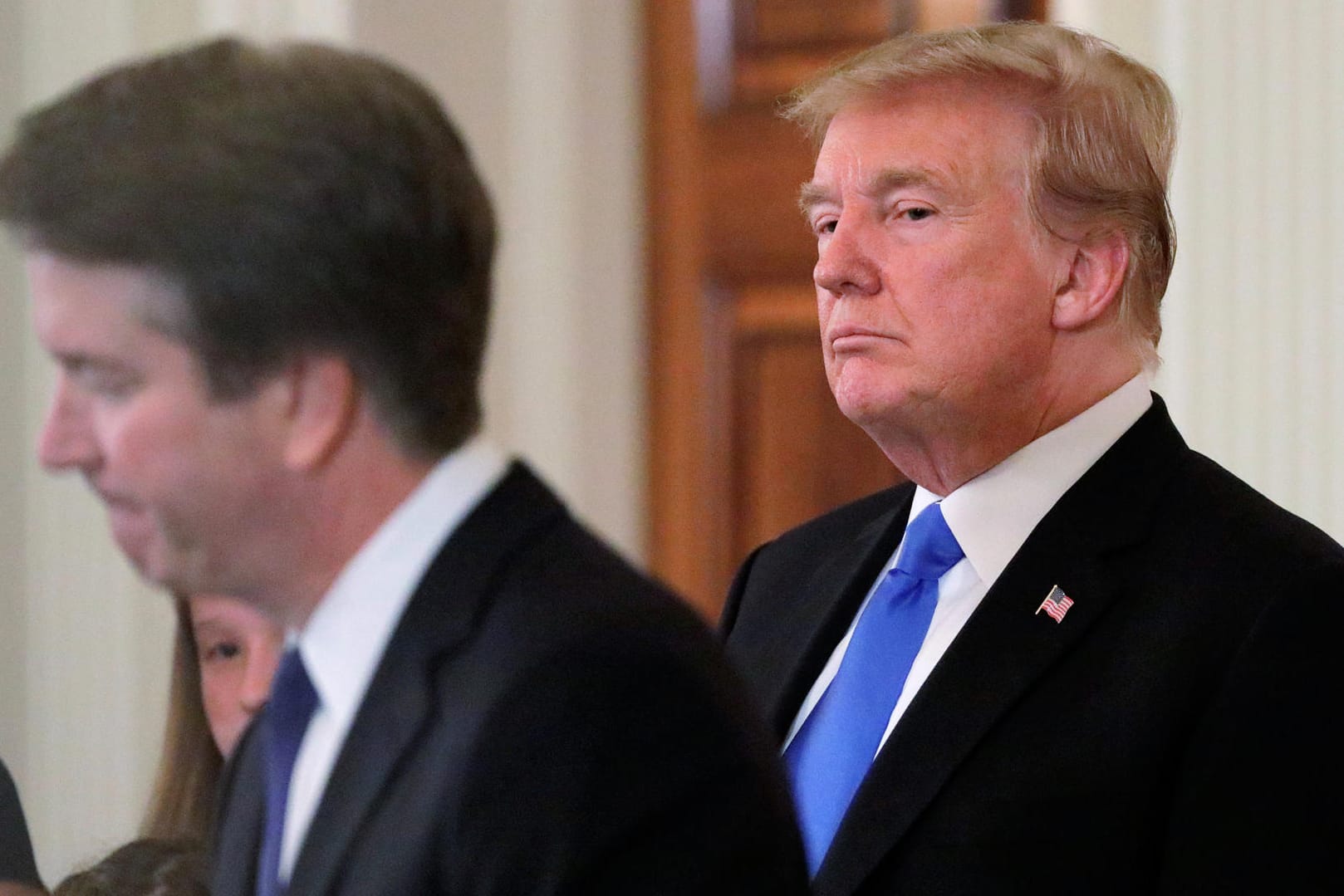 Donald Trump hört Brett Kavanaugh zu: Der Präsident verteidigt seinen Kandidaten für das Oberste Gericht – aber selbst er stimmte einer FBI-Ermittlung zu.