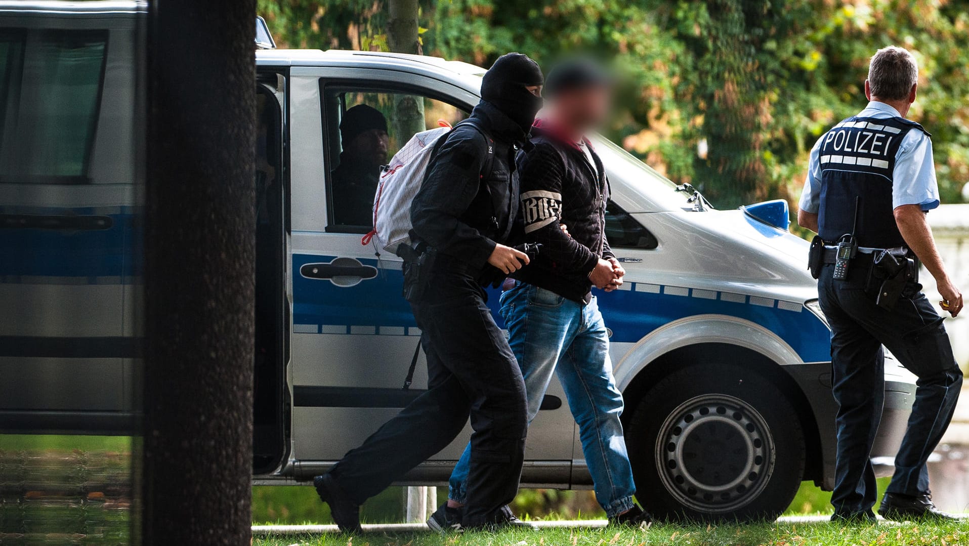 Die mutmaßliche Rechtsterroristen erreichen den Bundesgerichtshof. Rund 100 Polizisten waren an der Festnahme beteiligt.