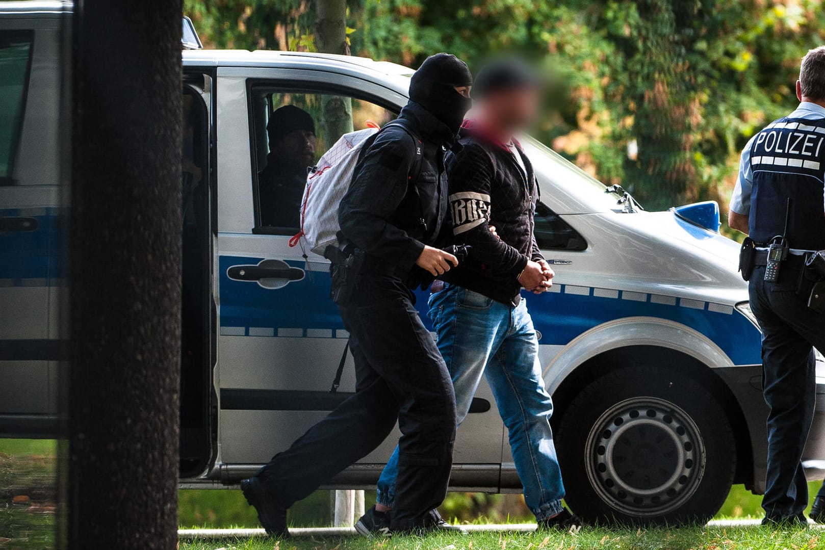 Die mutmaßliche Rechtsterroristen erreichen den Bundesgerichtshof. Rund 100 Polizisten waren an der Festnahme beteiligt.