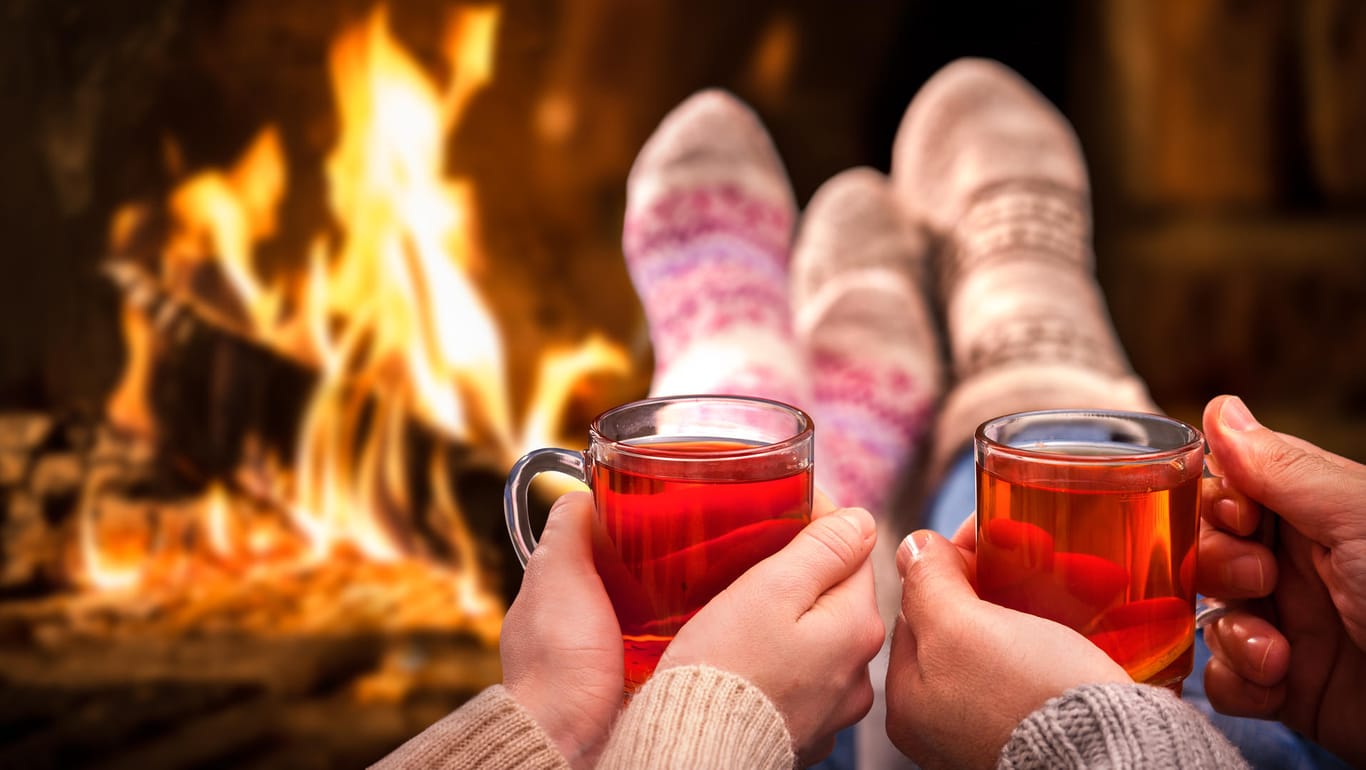 Eine Feuerzangenbowle gehört für viele zum Winter dazu. Grund für den Kult um den Punsch ist nur der aromatische Geschmack, sondern auch die spektakuläre Zubereitung.