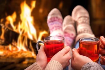 Eine Feuerzangenbowle gehört für viele zum Winter dazu. Grund für den Kult um den Punsch ist nur der aromatische Geschmack, sondern auch die spektakuläre Zubereitung.