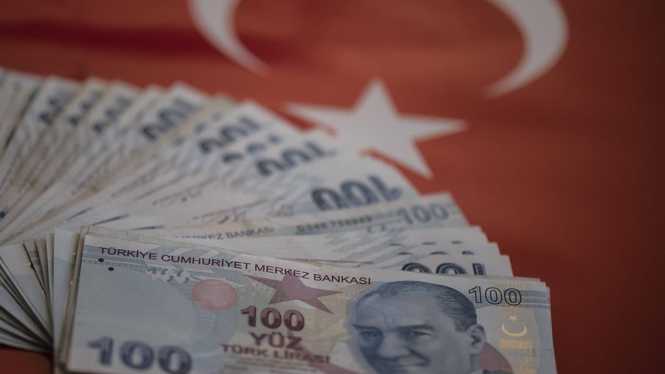 Lira-Scheine auf einer türkischen Flagge: Die Landeswährung Lira hat in diesem Jahr rund 40 Prozent an Wert verloren. Das hat auch Auswirkungen auf die dortige Industrie.