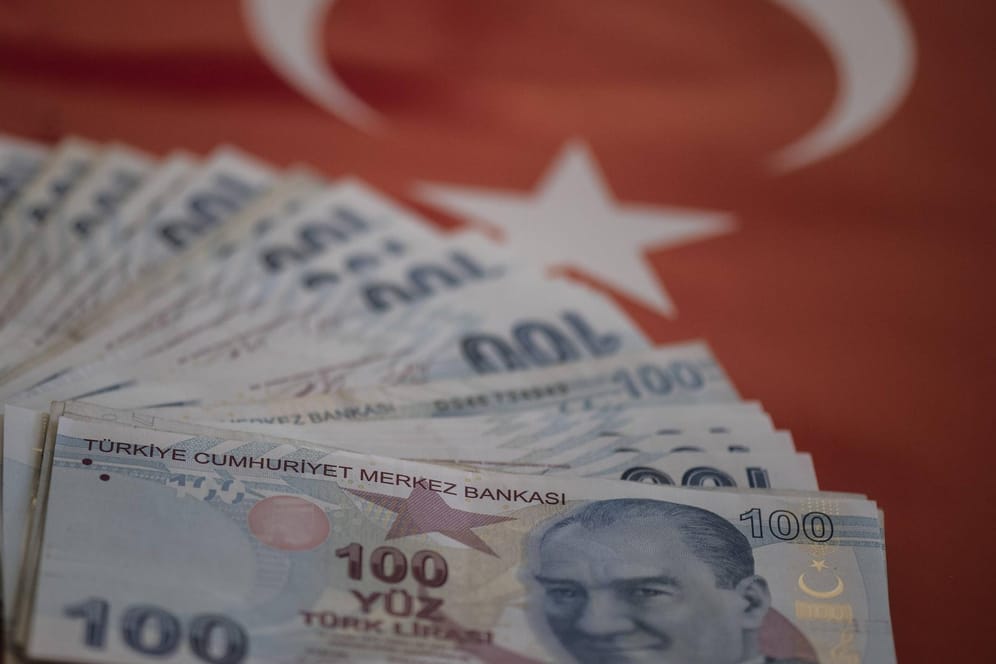 Lira-Scheine auf einer türkischen Flagge: Die Landeswährung Lira hat in diesem Jahr rund 40 Prozent an Wert verloren. Das hat auch Auswirkungen auf die dortige Industrie.