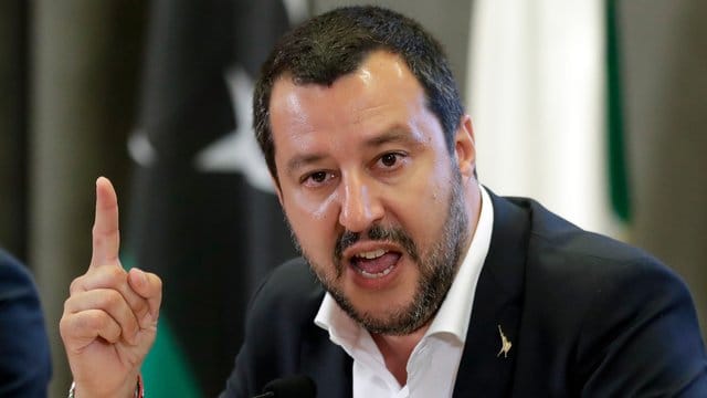 Italiens Innenminister Matteo Salvini will sich um EU-Gesetze nicht scheren. Italiens Innenminister Matteo Salvini will sich um EU-Gesetze nicht scheren.