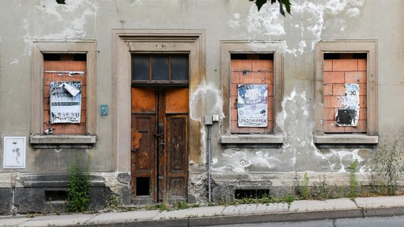 Ein verfallenes Wohnhaus in einer ostdeutschen Stadt.