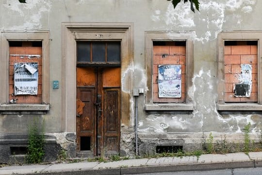 Ein verfallenes Wohnhaus in einer ostdeutschen Stadt.