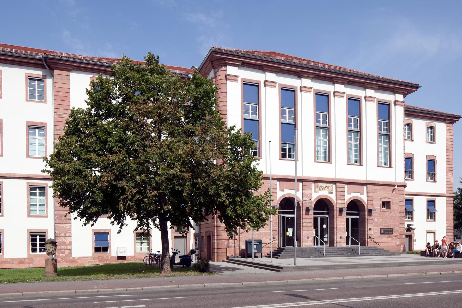 Land- und Amtsgericht Hanau: Die Staatsanwaltschaft Hanau hat die Freundin des Toten angeklagt.