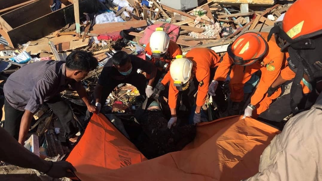 Helfer suchen nach verschütteten Menschen in Indonesien. Tausende Todesopfer werden befürchtet.