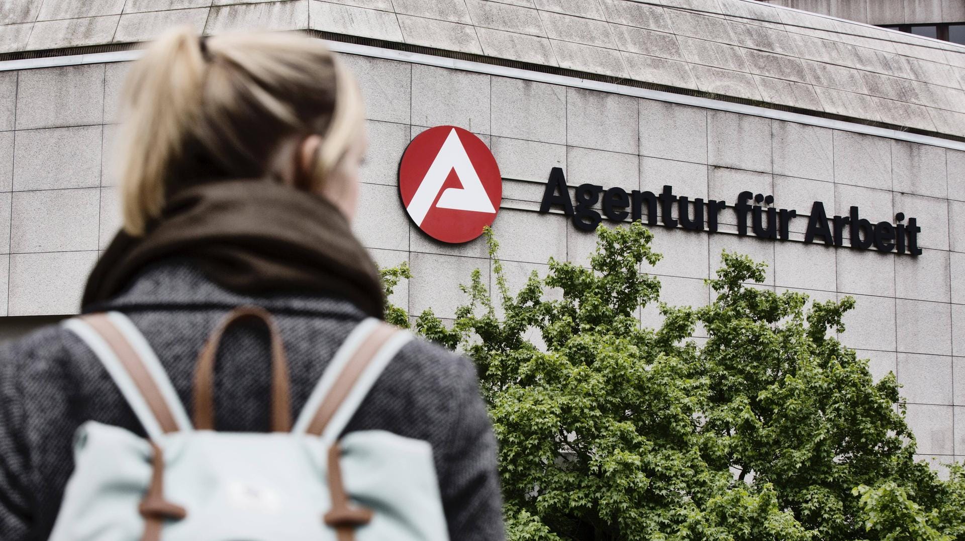 Junge Frau auf dem Weg zur Agentur für Arbeit (Symbolbild): Wieso steigt die Arbeitslosenquote in Hagen?