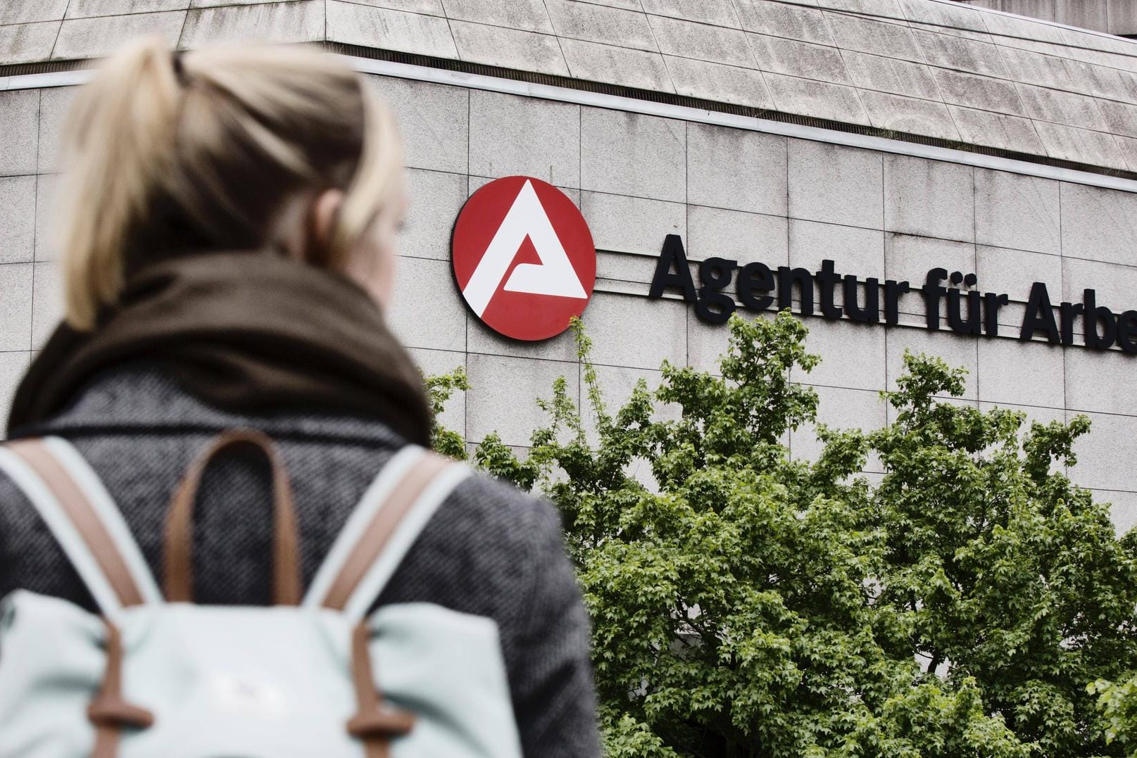 Junge Frau auf dem Weg zur Agentur für Arbeit (Symbolbild): Wieso steigt die Arbeitslosenquote in Hagen?