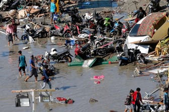 Das Trümmerfeld war einmal ein Einkaufszentrum: Zahlreiche Staaten und internationale Organisationen haben Indonesien ihre Hilfe angeboten.