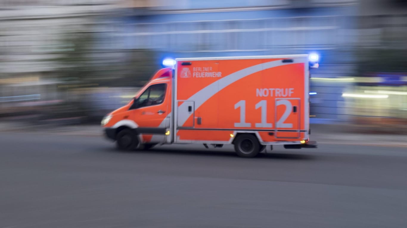 Rettungswagen im Einsatz: Der dehydrierte Mann wurde in ein Krankenhaus gebracht.