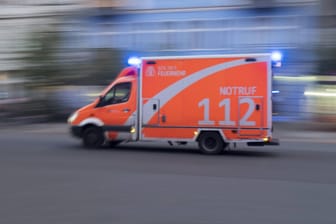 Rettungswagen im Einsatz: Der dehydrierte Mann wurde in ein Krankenhaus gebracht.
