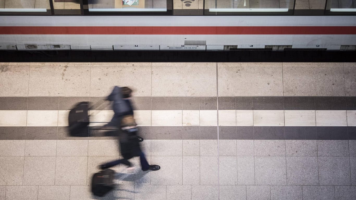 Reisende am Hauptbahnhof in Berlin: Bald müssen sich die Passagiere an eine neue Stimme bei den Lautsprecher-Durchsagen gewöhnen.