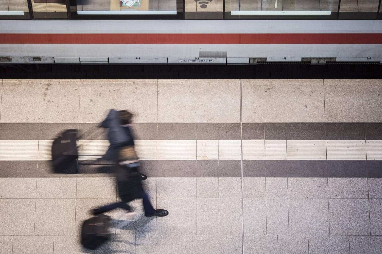 Reisende am Hauptbahnhof in Berlin: Bald müssen sich die Passagiere an eine neue Stimme bei den Lautsprecher-Durchsagen gewöhnen.