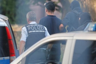 Auf dem Weg zur Bundesanwaltschaft: Polizisten eskortieren einen der Verdächtigen der mutmaßlichen Terror-Gruppe "Revolution Chemnitz".