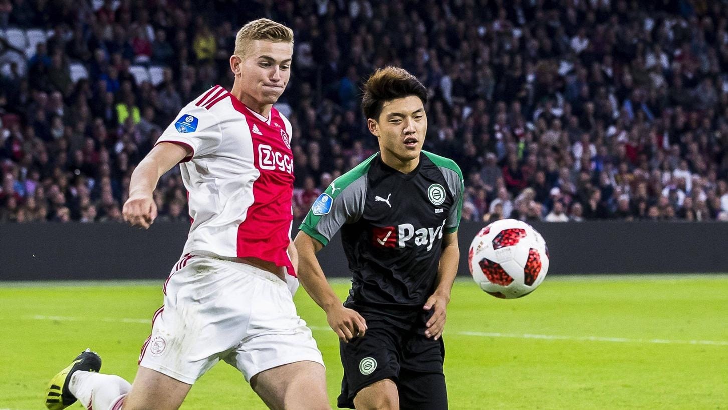 Matthijs de Ligt (l.), hier im Spiel gegen Groningen, gilt als eins der größten Verteidiger-Talente weltweit.