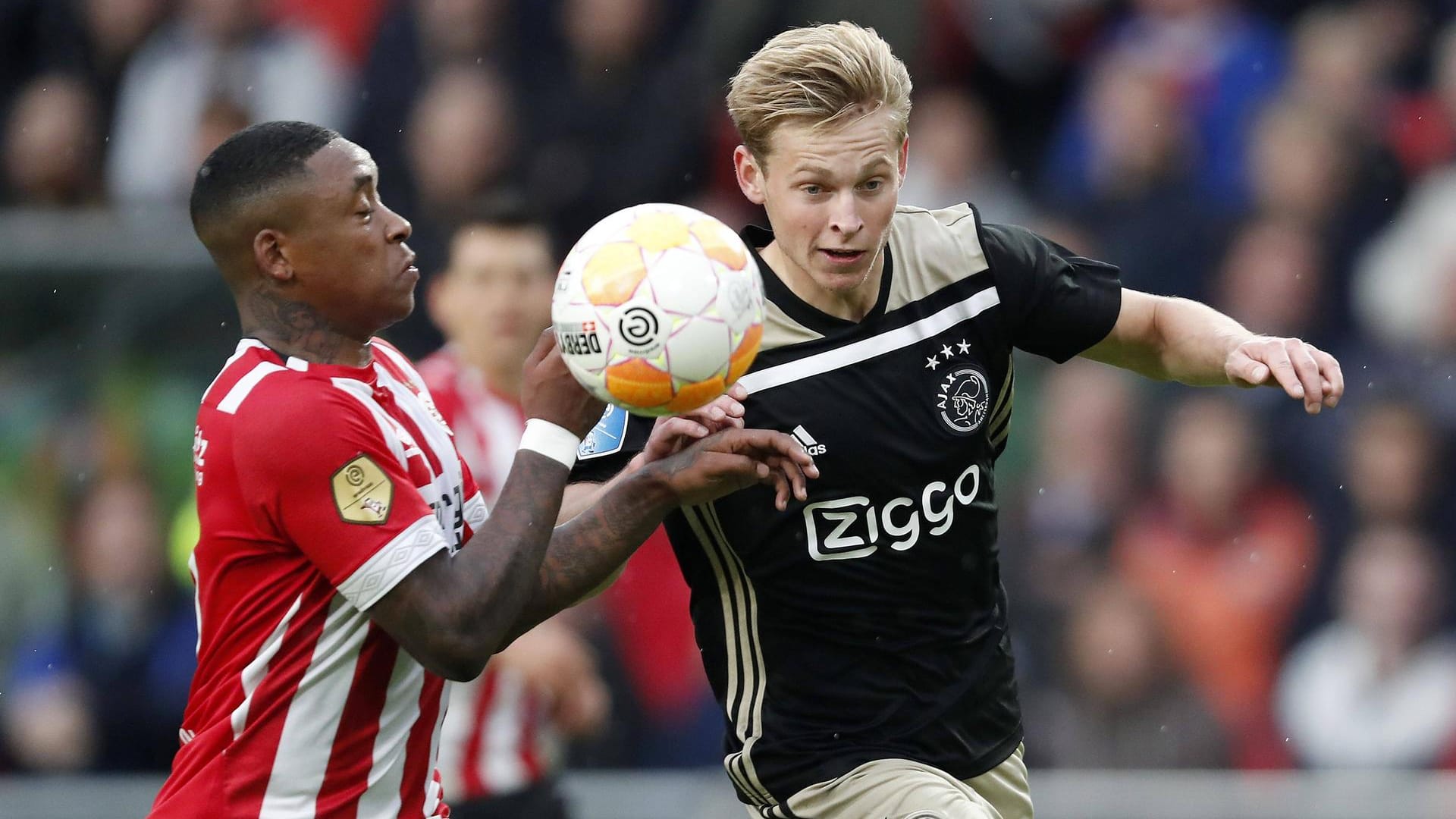 Frenkie de Jong (r.), hier im Duell mit Eindhovens Steven Bergwijn, interpretiert die Rolle im zentralen Mittelfeld neu.