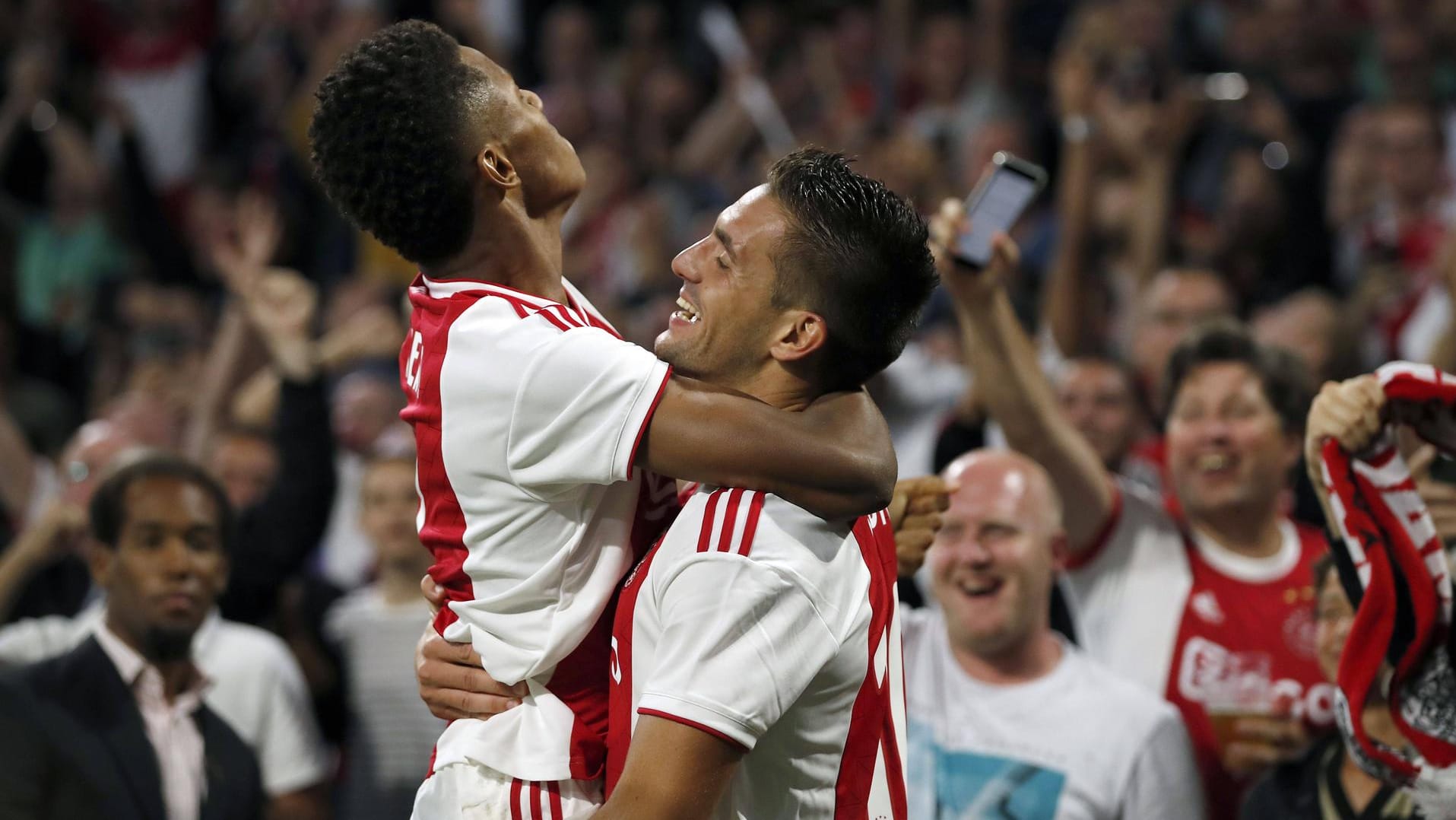 Dribbler und Stratege jubeln: Der Brasilianer David Neres (l.) ist vor allem in Eins-gegen-eins-Duellen gefährlich, Dusan Tadic spielt dafür brillante Pässe.