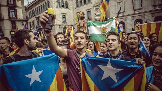 Ein Jahr nach dem Unabhängigkeitsreferendum in Katalonien gehen die Menschen wieder auf die Straße. Ein Jahr nach dem Unabhängigkeitsreferendum in Katalonien gehen die Menschen wieder auf die Straße.