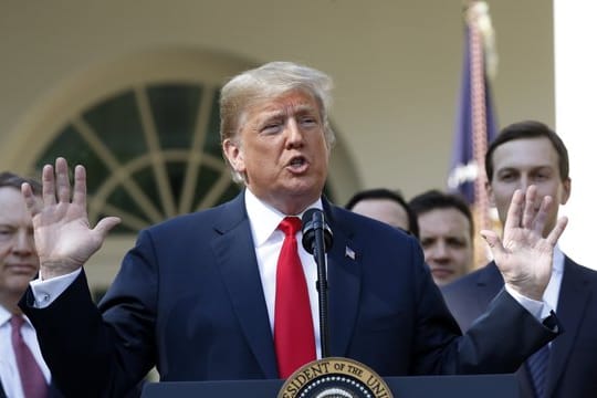 Trump stellte sich zwar erneut hinter Kavanaugh, er sagte aber mit Blick auf die FBI-Ermittler auch: "Wenn sie etwas finden, werde ich das sicherlich berücksichtigen.