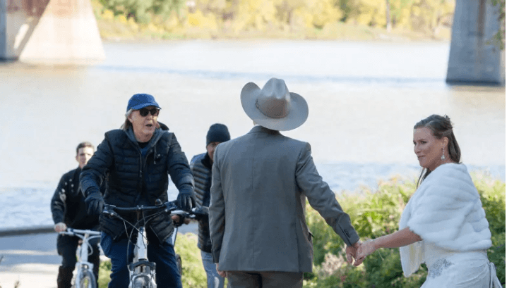 Paul McCartney radelt durch das Hochzeitsfoto eines überraschten Liebespaars.