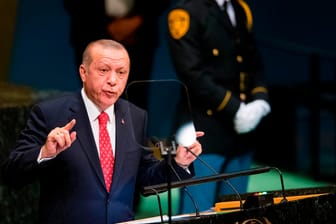 Erdogan: Er forderte bei seinem jüngsten Staatsbesuch in Deutschland auch in der Bundesrepublik ein Verbot der Gülen-Bewegung, die er als Terrororganisation bezeichnet.