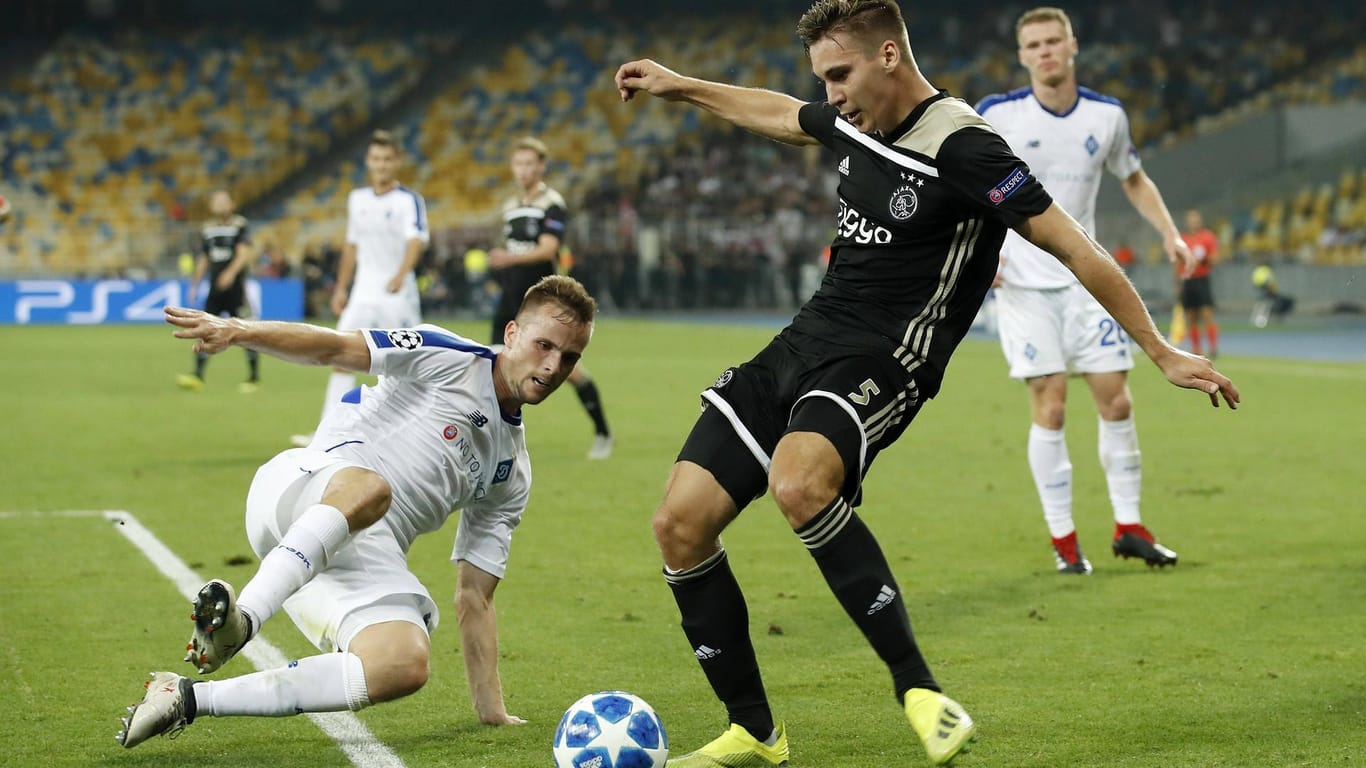 Wöber (r.) im Angriff für Ajax gegen Dynamo Kiews Tomasz Kedziora am ersten Champions-League-Spieltag.
