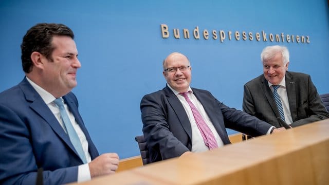 Hubertus Heil, Peter Altmaier und Horst Seehofer stellen das Eckpunktepapier vor. Hubertus Heil, Peter Altmaier und Horst Seehofer stellen das Eckpunktepapier vor.