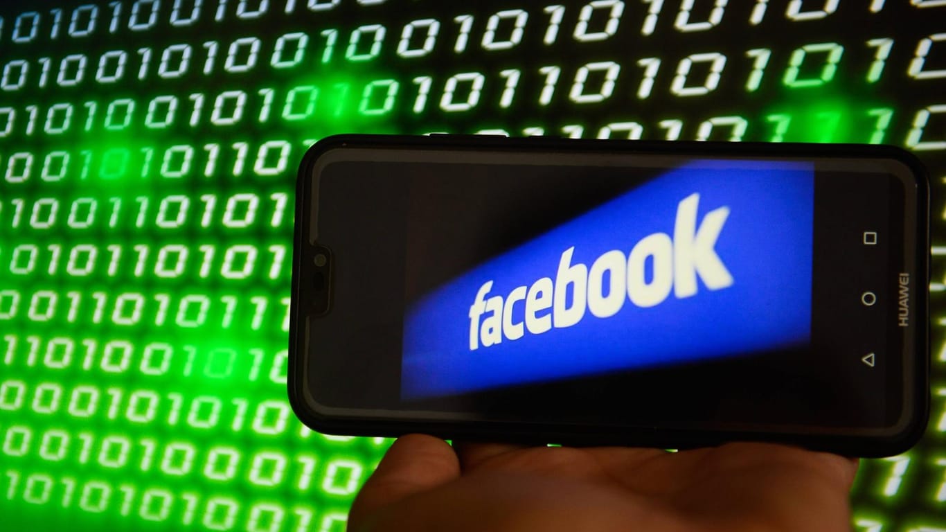 Facebook -Logo auf einem Smartphone: Wie groß ist der Schaden durch den jüngsten Hackerangriff?