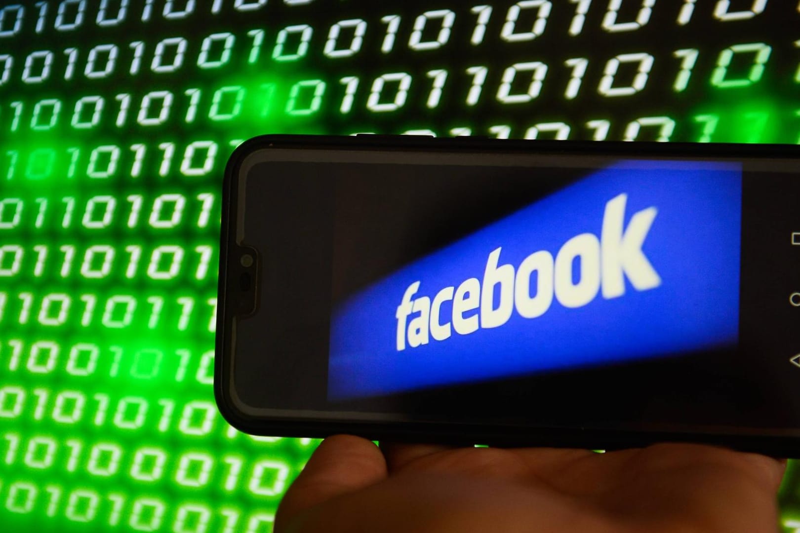 Facebook -Logo auf einem Smartphone: Wie groß ist der Schaden durch den jüngsten Hackerangriff?