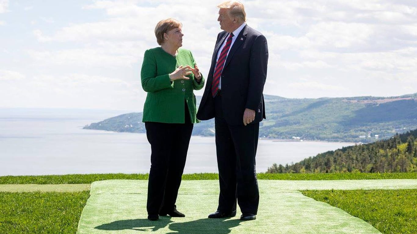 US-Präsident Trump und Kanzlerin Merkel beim G7-Gipfel in Kanada: Laut einer aktuellen Umfrage ist die Kanzlerin weltweit beliebter als der US-Präsident.