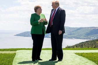 US-Präsident Trump und Kanzlerin Merkel beim G7-Gipfel in Kanada: Laut einer aktuellen Umfrage ist die Kanzlerin weltweit beliebter als der US-Präsident.