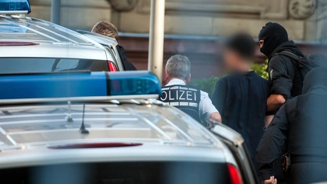 Der Generalbundesanwalt hatte am Montag sieben Männer festnehmen lassen, die eine rechtsterroristische Vereinigung gegründet haben sollen. Der Generalbundesanwalt hatte am Montag sieben Männer festnehmen lassen, die eine rechtsterroristische Vereinigung gegründet haben sollen.