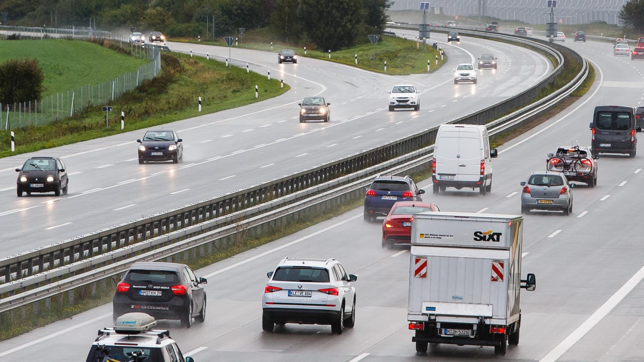 Die Autobahn A7 (Symbolbild): Ein brennender Sattelschlepper hat bei Hann. Münden zu einer Vollsperrung der A7 geführt.