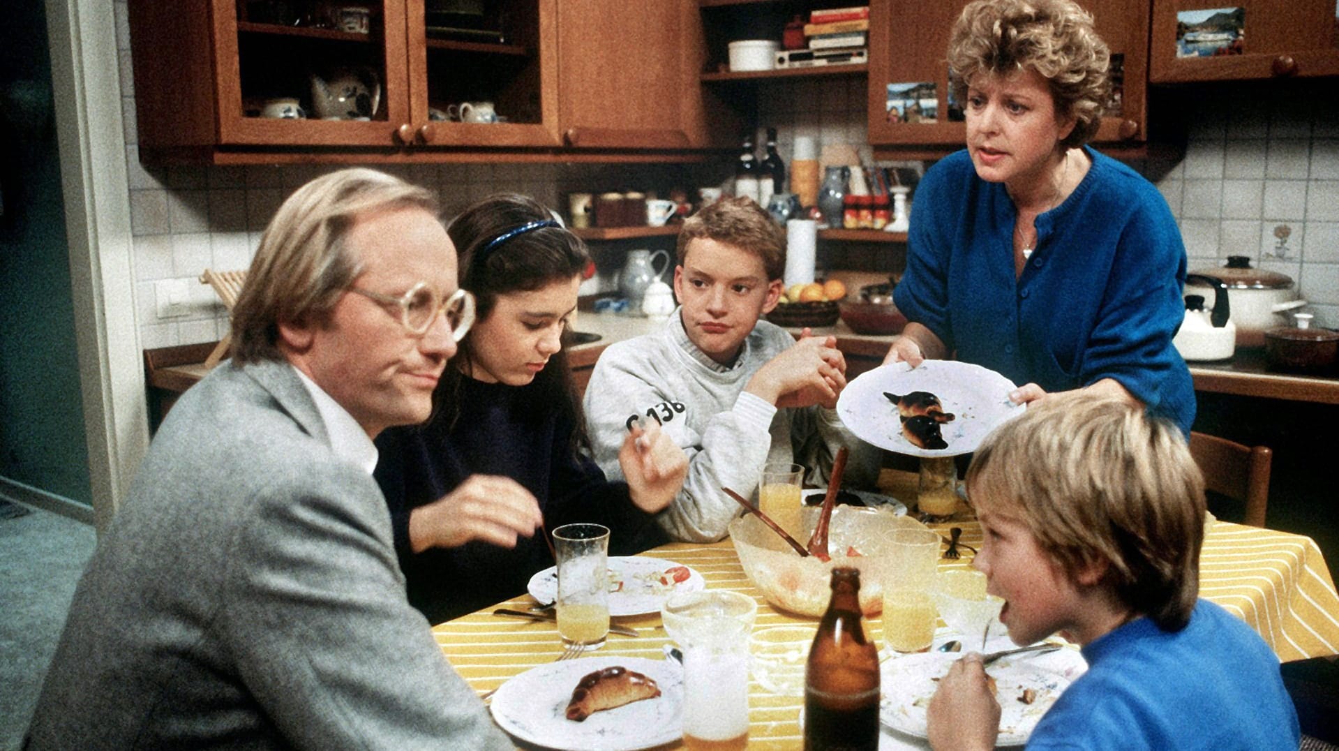 Damals in der "Lindenstraße": Helga Beimer (Marie-Luise Marjan, hinten rechts) mit ihrem ersten Mann Hans (Joachim Hermann Luger, links) und ihren Kindern Marion (Ina Bleiweiß), Benny (Christian Kahrmann) und Klausi (Moritz A. Sachs).