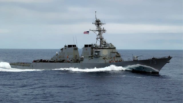 Ein chinesisches Schiff soll sich dem amerikanischen Lenkwaffenzerstörer "USS Decatur" bis auf 40 Meter genähert haben. Ein chinesisches Schiff soll sich dem amerikanischen Lenkwaffenzerstörer "USS Decatur" bis auf 40 Meter genähert haben.
