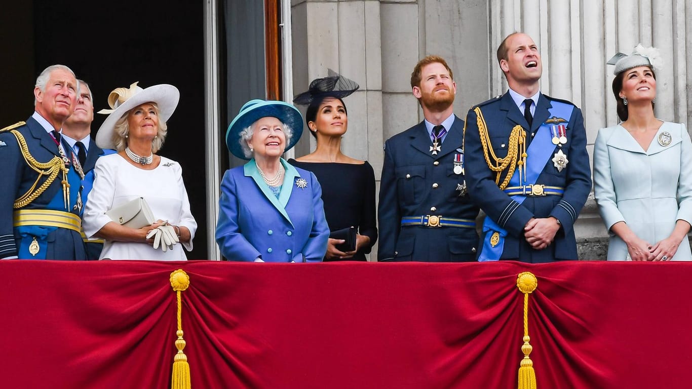 Prinz Charles, Herzogin Camilla, Queen Elizabeth ll., Herzogin Meghan, Prinz Harry, Prinz William und Herzogin Kate: Bei ihnen ist im Oktober einiges los.