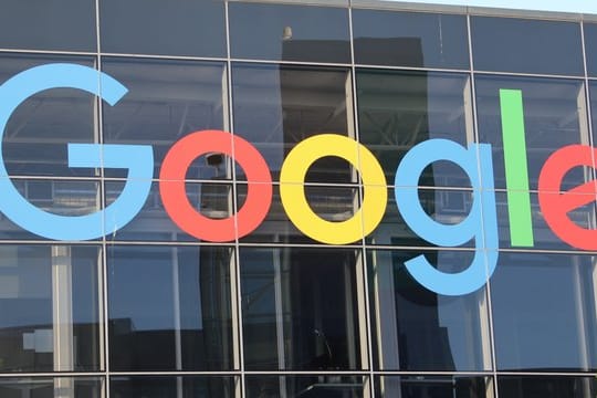 Das Logo von Google an der Fassade des Hauptsitzes des Mutterkonzerns Alphabet.
