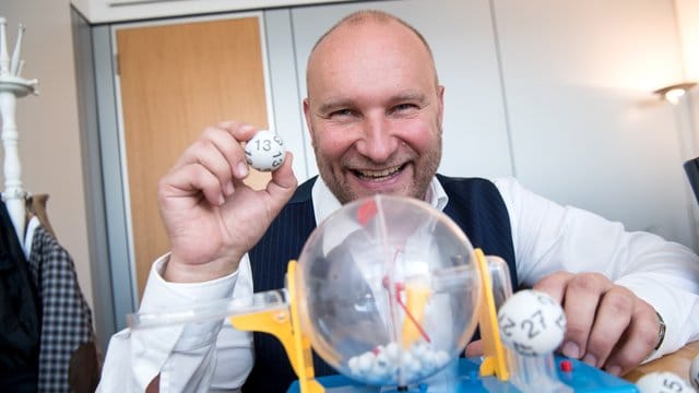 Rainer Holmer, Gewinnbetreuer von Lotto Bayern, in seinem Büro.