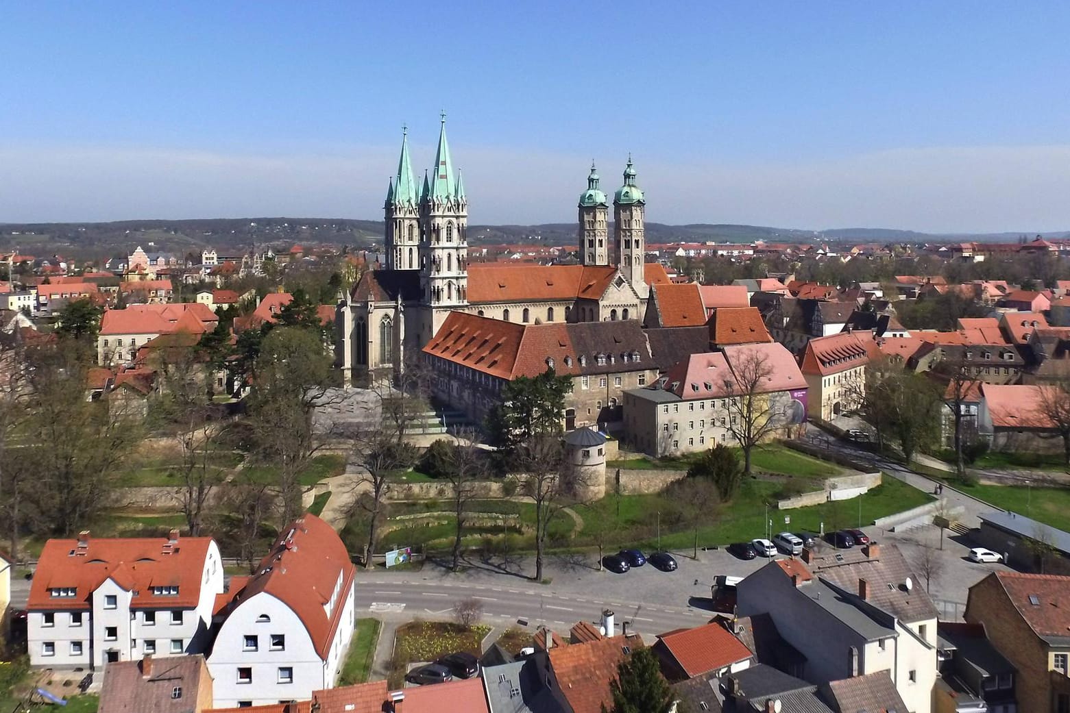 Naumburg: Aus einer Gruppe Jugendlicher, die auch den Hitlergruß gezeigt haben soll, wurde in Naumburg Klaus-Peter Krümmling auf einem Parkplatz in den Bauch gestochen.