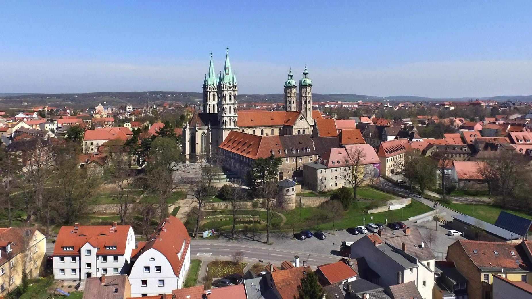 Naumburg: Aus einer Gruppe Jugendlicher, die auch den Hitlergruß gezeigt haben soll, wurde in Naumburg Klaus-Peter Krümmling auf einem Parkplatz in den Bauch gestochen.