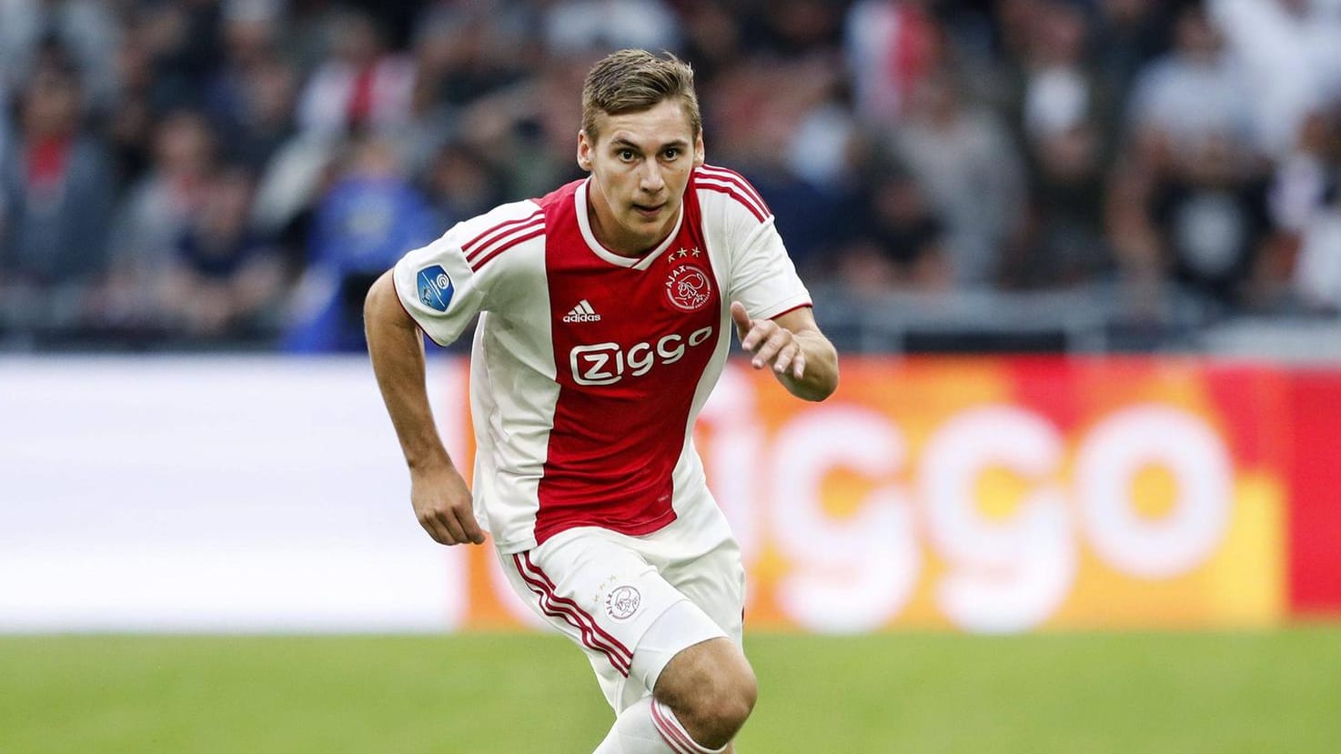 Am Ball: Max Wöber im Trikot von Ajax Amsterdam. Am Ball: Max Wöber im Trikot von Ajax Amsterdam.