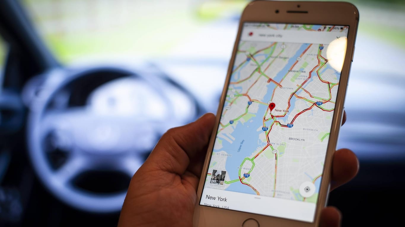 Smartphone mit Google Maps: Neue Funktionen für Pendler.
