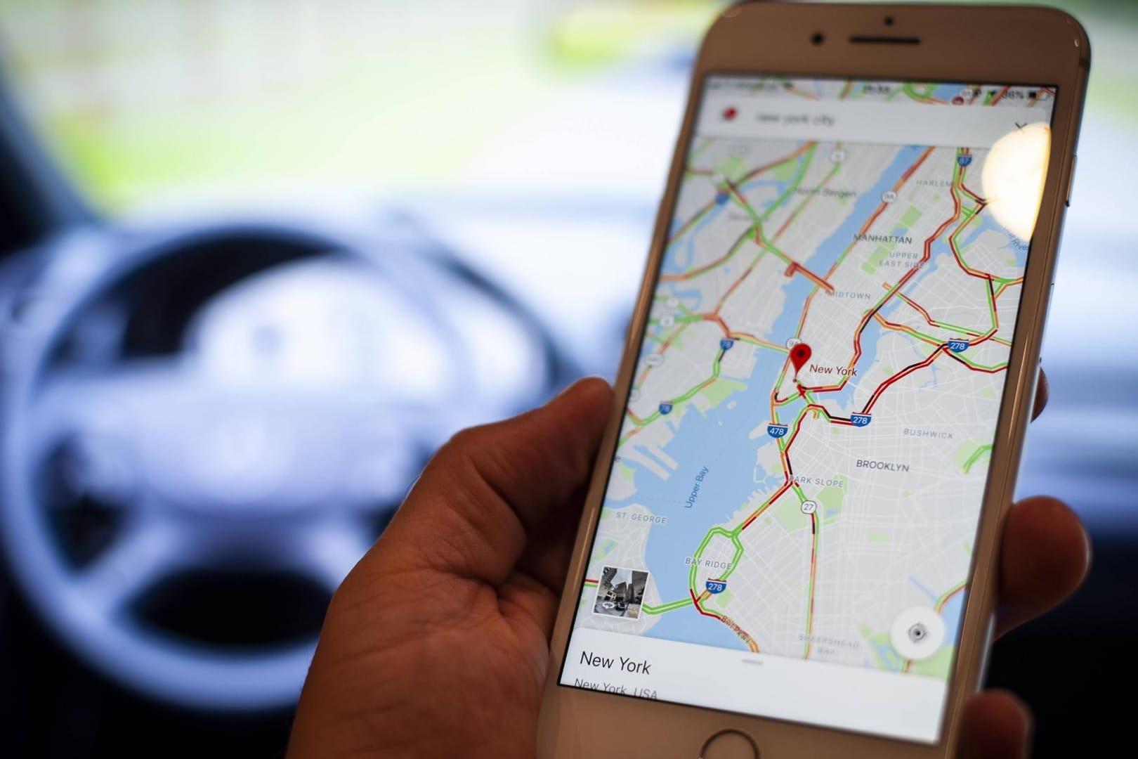 Smartphone mit Google Maps: Neue Funktionen für Pendler.
