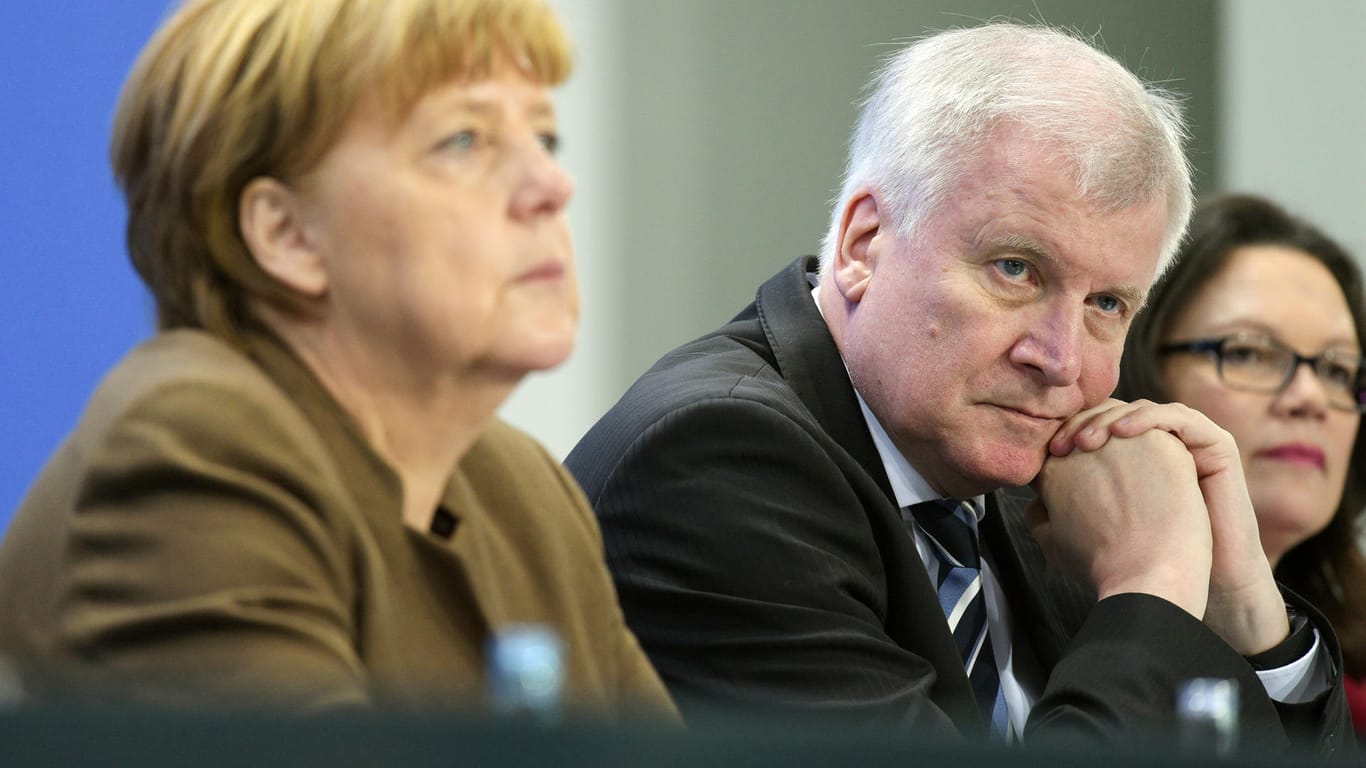 Bundeskanzlerin und CDU-Vorsitzende Angela Merkel, der CSU-Vorsitzende Horst Seehofer und SPD-Chefin Andrea Nahles: Ihre Einigung im Fall Maaßen lässt die Basis rebellieren.