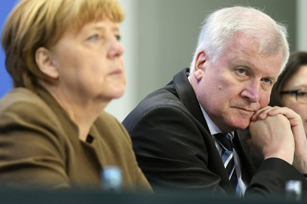 Bundeskanzlerin und CDU-Vorsitzende Angela Merkel, der CSU-Vorsitzende Horst Seehofer und SPD-Chefin Andrea Nahles: Ihre Einigung im Fall Maaßen lässt die Basis rebellieren.